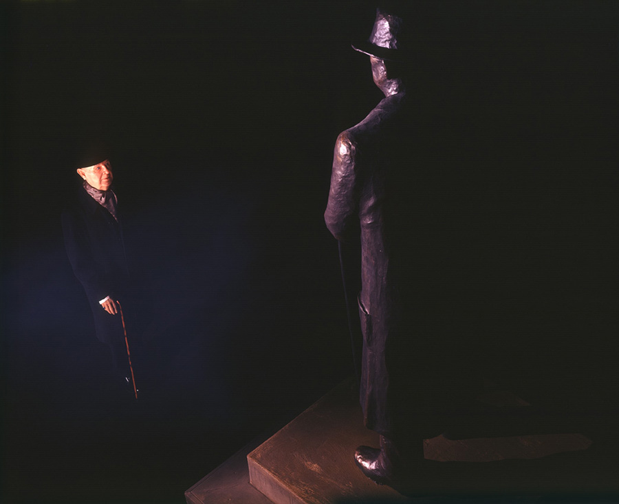 VATERBILDER | FATHERPICTURES - STAGED FAMILY PICTURES WITH SILICONE PUPPETS - Der Vertrag / The contract- 2004 &copy;  Burkhard Philipp von Harder