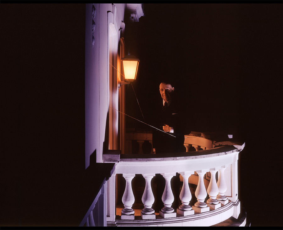 VATERBILDER | FATHERPICTURES - STAGED FAMILY PICTURES WITH SILICONE PUPPETS - Der Vertrag / The contract- 2004 &copy;  Burkhard Philipp von Harder