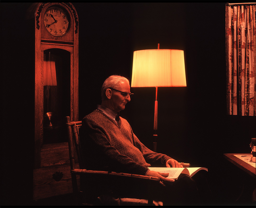 VATERBILDER | FATHERPICTURES - STAGED FAMILY PICTURES WITH SILICONE PUPPETS - Der Vertrag / The contract- 2004 &copy;  Burkhard Philipp von Harder