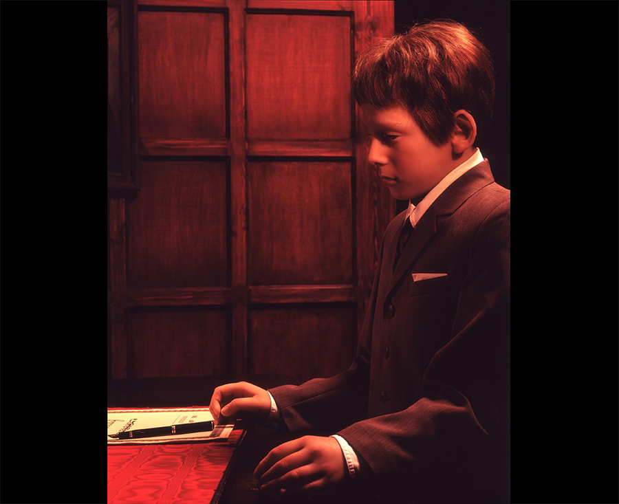 VATERBILDER | FATHERPICTURES - STAGED FAMILY PICTURES WITH SILICONE PUPPETS - Der Vertrag / The contract- 2004 &copy;  Burkhard Philipp von Harder