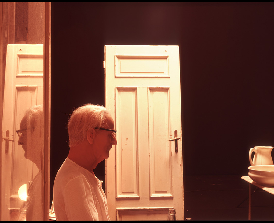 VATERBILDER | FATHERPICTURES - STAGED FAMILY PICTURES WITH SILICONE PUPPETS - Der Vertrag / The contract- 2004 &copy;  Burkhard Philipp von Harder