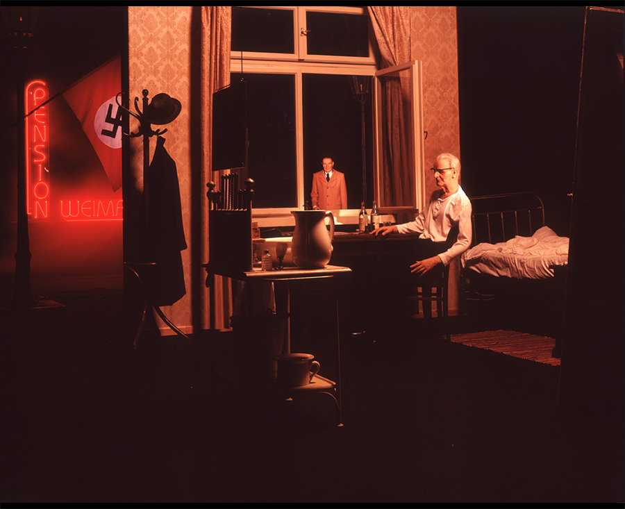 VATERBILDER | FATHERPICTURES - STAGED FAMILY PICTURES WITH SILICONE PUPPETS - Der Vertrag / The contract- 2004 &copy;  Burkhard Philipp von Harder